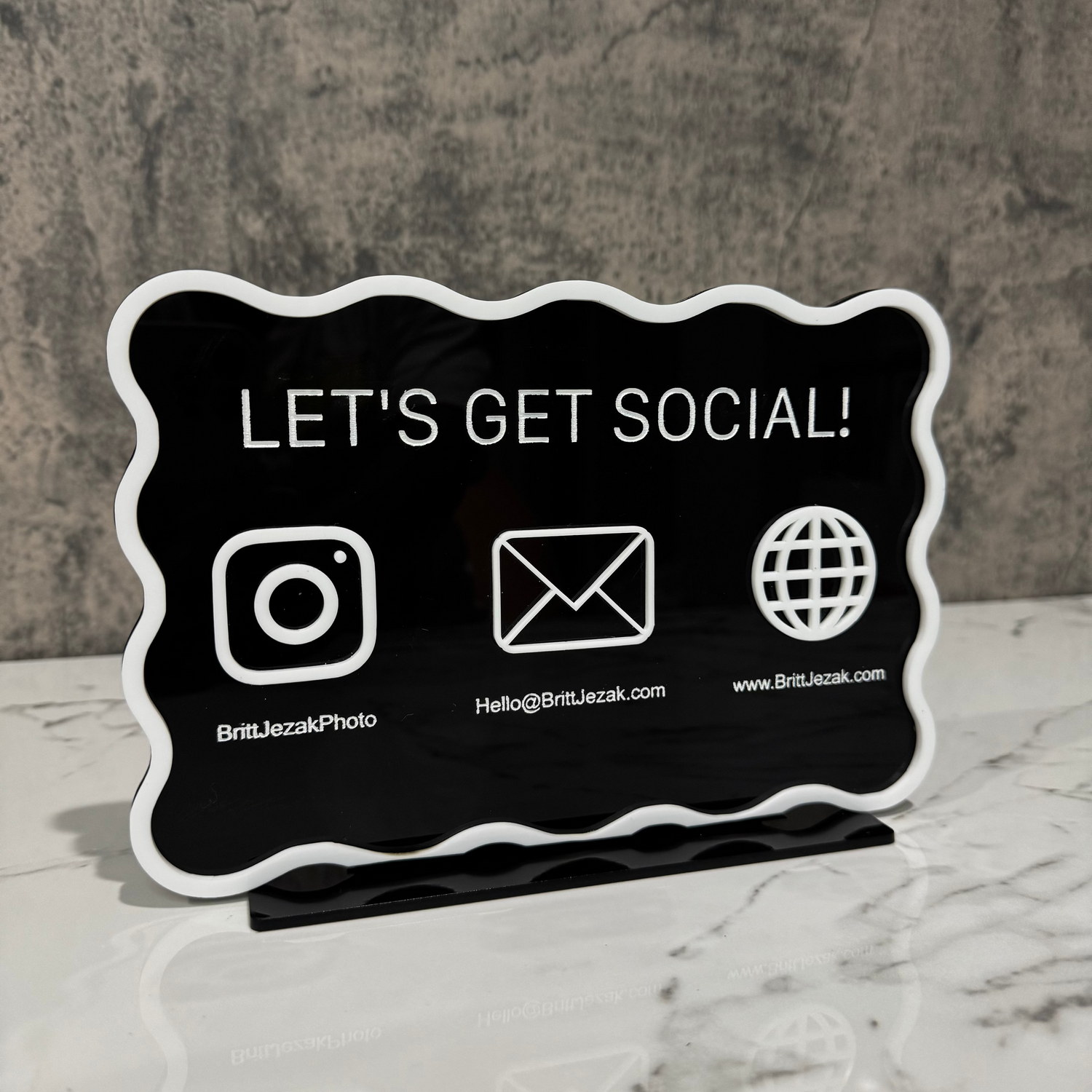 TRIPLE ICON SOCIAL SIGN